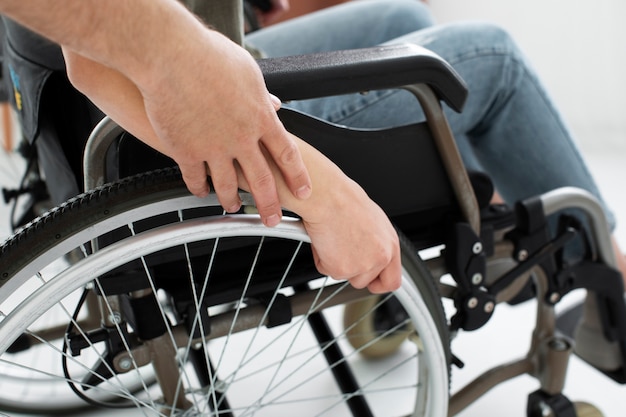 Giovane adulto che aiuta un amico disabile