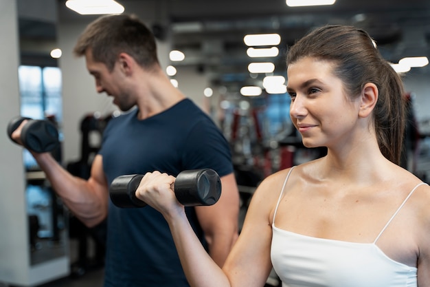 Giovane adulto che fa sport indoor in palestra