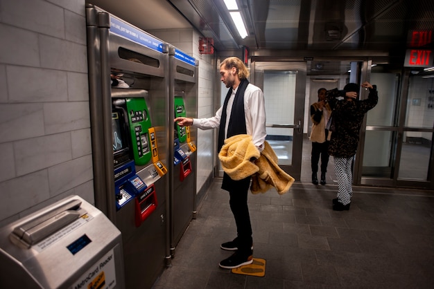 Giovane adulto che viaggia in metrou