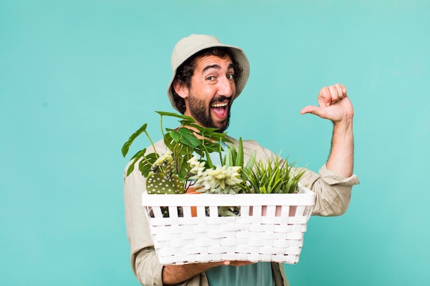 Giovane adulto ispanico pazzo con il concetto di giardinaggio delle piante