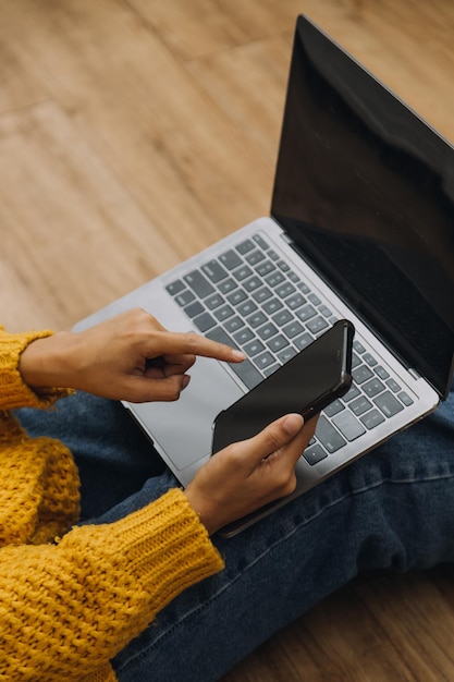 Giovane adulto sorridente felice studente asiatico ispanico che indossa le cuffie parlando in chat online riunione utilizzando il laptop nel campus universitario o in ufficio virtuale Studentessa universitaria che impara a distanza