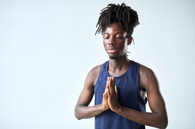 Giovane africano che fa yoga