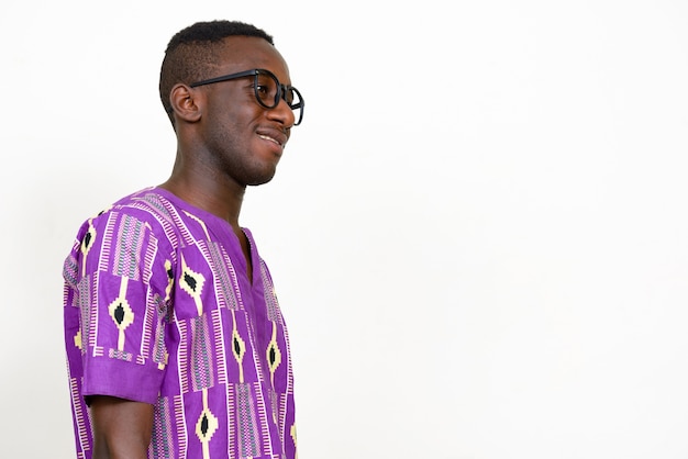 giovane africano che indossa abiti etnici tradizionali isolati su uno spazio bianco