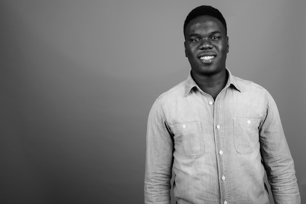 giovane africano che indossa la camicia di jeans. Foto in bianco e nero