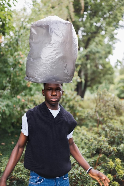 Giovane africano con la testa in plastica Concetto di inquinamento da plastica