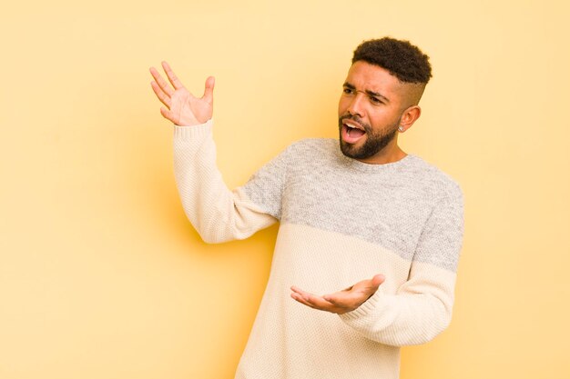 Giovane afro che esegue un'opera o canta a un concerto o mostra una sensazione romantica, artistica e appassionata