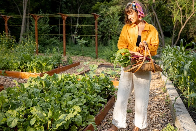 Giovane agricoltore con verdure appena raccolte in giardino