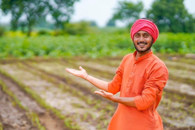 Giovane agricoltore indiano al campo di agricoltura.
