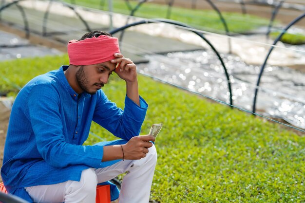 Giovane agricoltore indiano in depressione.