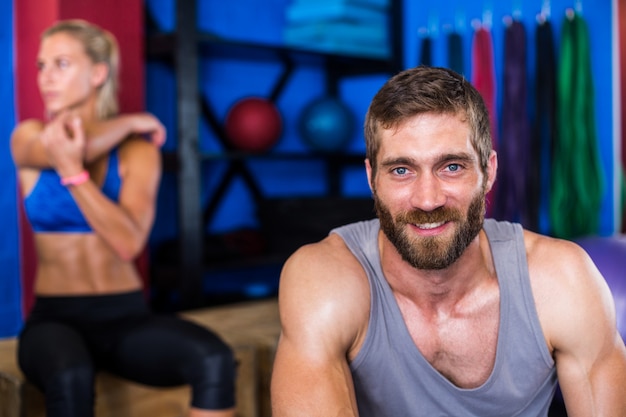 giovane allegro in palestra