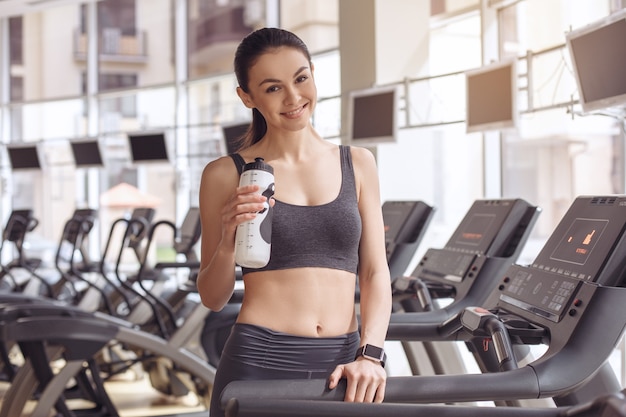 Giovane allenamento femminile in palestra stile di vita sano acqua potabile