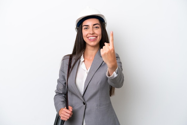 Giovane architetto donna caucasica con casco e azienda progetti isolati su sfondo bianco facendo il gesto in arrivo