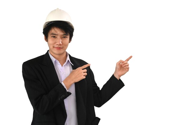 Giovane architetto uomo che indossa casco e dito di lato isolato su sfondo bianco