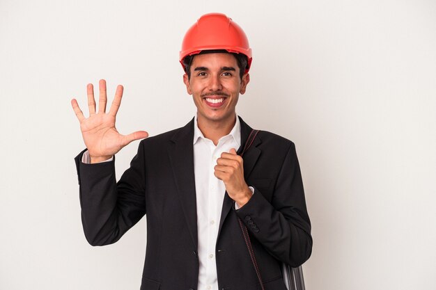 Giovane architetto uomo di razza mista isolato su sfondo bianco sorridente allegro che mostra il numero cinque con le dita.