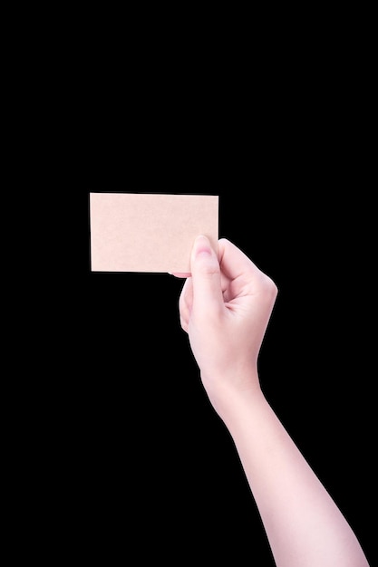 Giovane asia ragazza pulita mano che tiene un modello di carta di carta marrone kraft vuoto isolato su sfondo nero percorso di ritaglio primo piano mock up ritagliato