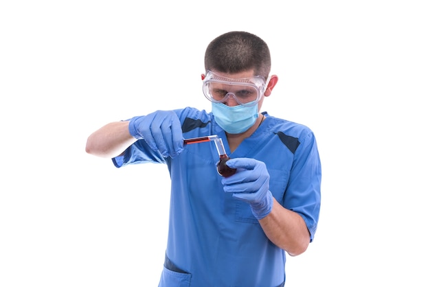 Giovane assistente di laboratorio che esamina liquido rosso in provetta isolata.