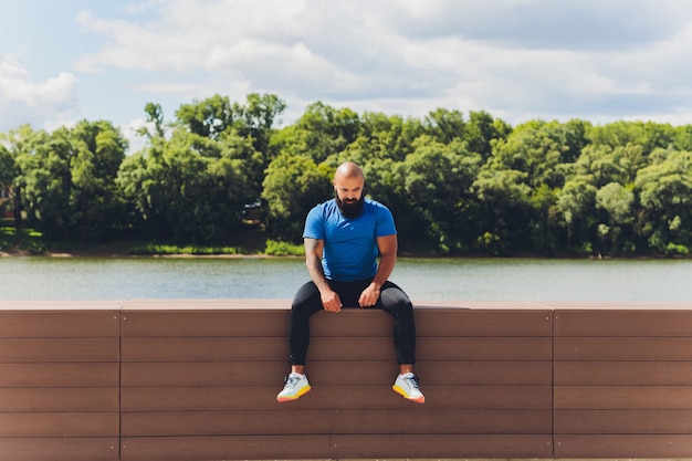 Giovane atleta che corre veloce all'aperto. Indossare indumenti sportivi, fare un passo ampio, dimostrare uno stile di vita sano, campo lungo.