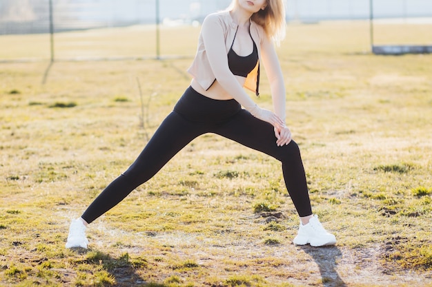 Giovane atleta che esercita all'aperto