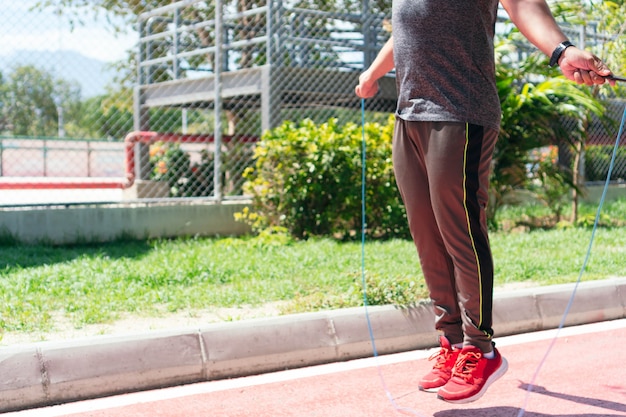 Giovane atleta che salta la corda in strada