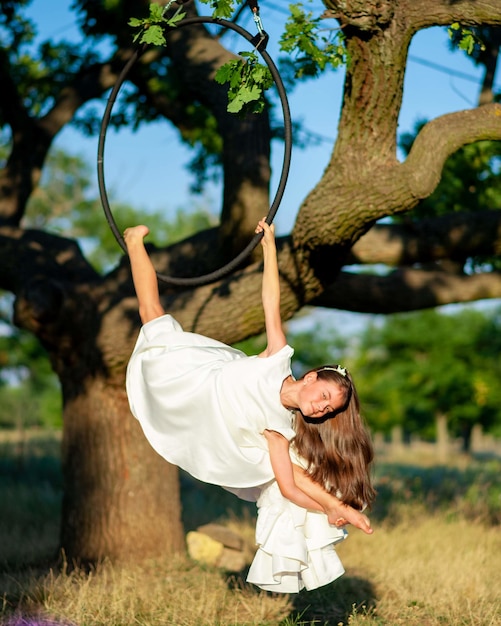 Giovane atleta di ginnastica arial e vista sull'albero