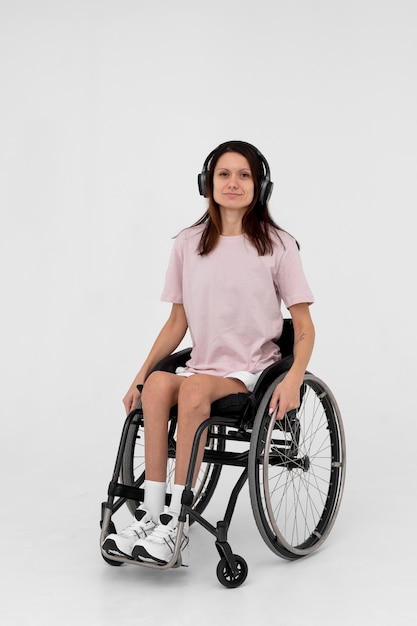 Giovane atleta disabile in sedia a rotelle