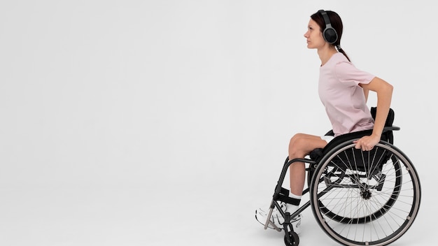 Giovane atleta disabile in sedia a rotelle