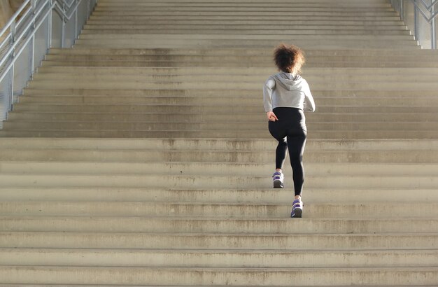 Giovane atleta femminile che corre su per le scale