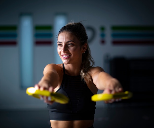 Giovane atleta femminile che si allena in palestra con i pesi