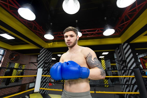 Giovane atleta maschio che indossa guanti da boxe blu