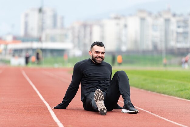 Giovane attraente che riposa dopo aver corso fuori