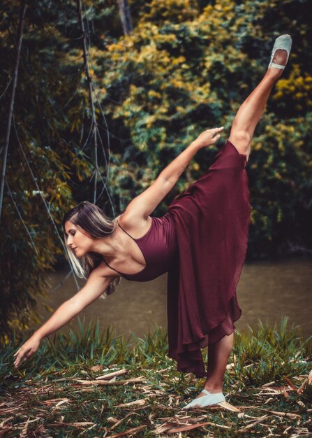 Giovane ballerina che balla nella foresta