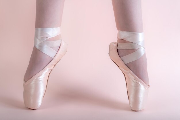 Giovane ballerina con scarpe da ballet rosa gambe seconda posizione in pointe ballerina concetto b