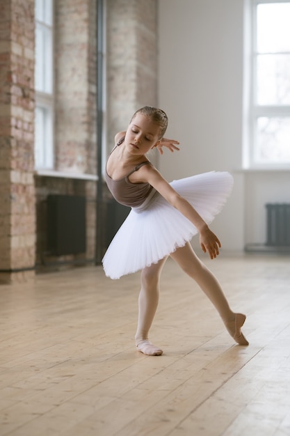 Giovane ballerino di talento in abito tutu che studia danza classica nella scuola di danza