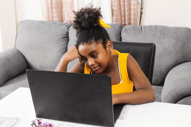 Giovane bambina nera annoiata in classe online Scuola online