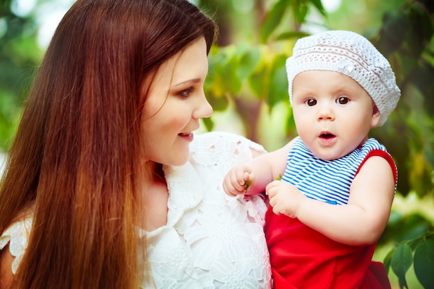 Giovane bambino felice della tenuta della madre in parco