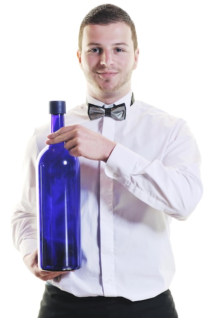giovane barman ritratto isolato su sfondo bianco con bevanda alcolica cocktail