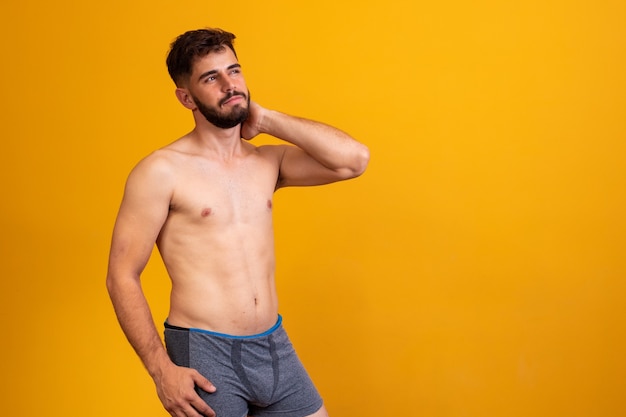 Giovane bel ragazzo con il corpo del tabby in biancheria intima.