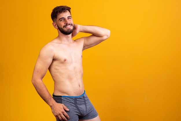 Giovane bel ragazzo con il corpo del tabby in biancheria intima.