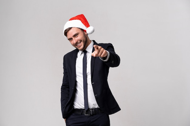 Giovane bel ragazzo in tailleur e cappello santa