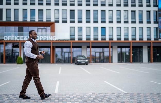 Giovane bell'uomo che cammina per la strada urbana. Uomo attraente in panno casual che passa.