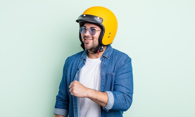 Giovane bell'uomo che si sente felice e affronta una sfida o festeggia. concetto di casco da moto