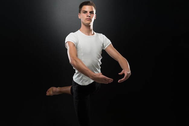 Giovane Bella Ballerina In Posa Su Uno Sfondo Di Studio