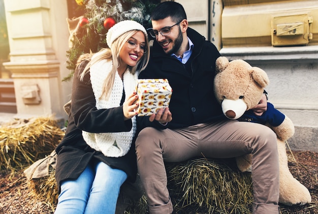 Giovane bella coppia che si gode una passeggiata in città a San Valentino.