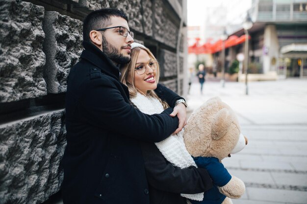 Giovane bella coppia che si gode una passeggiata in città a San Valentino.