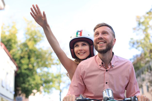 Giovane bella coppia in sella a una moto. Concetto di avventura e vacanze.