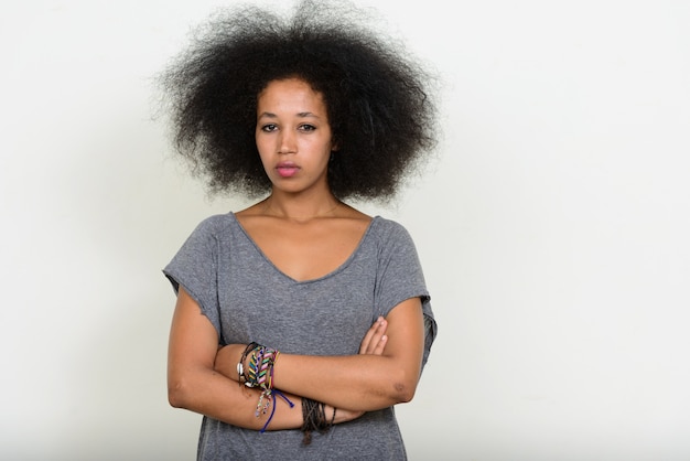 giovane bella donna africana con i capelli afro su bianco