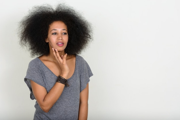 giovane bella donna africana con i capelli afro su bianco