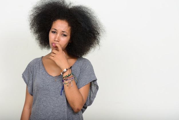 giovane bella donna africana con i capelli afro su bianco