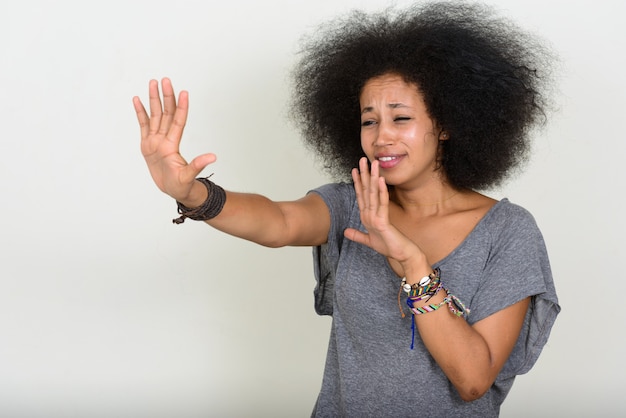 giovane bella donna africana con i capelli afro su bianco