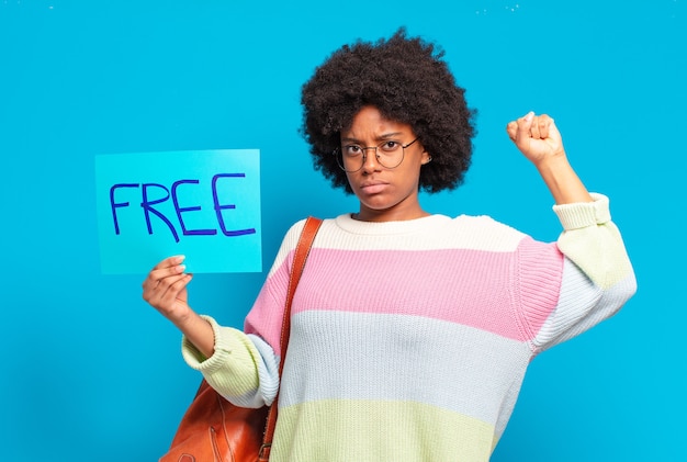 Giovane bella donna afro che tiene la bandiera di concetto libero